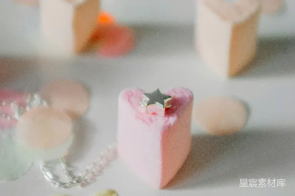 高清摄影 心形棉花糖与星星项链