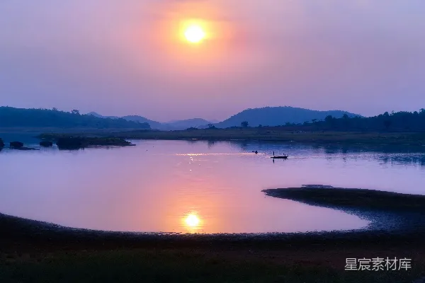 高清摄影 晨曦中的宁静湖景