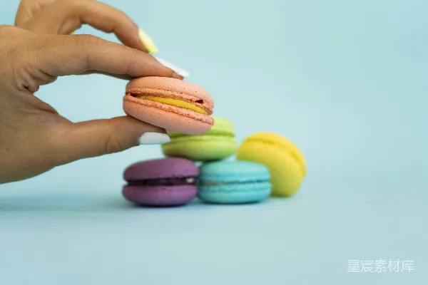 高清摄影 手指轻触彩色马卡龙