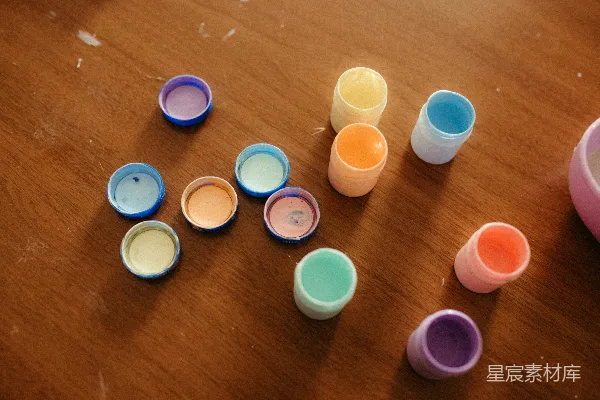 高清摄影 多彩的瓶盖颜料