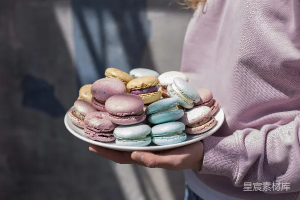 高清摄影 手持色彩斑斓马卡龙的诱人时刻