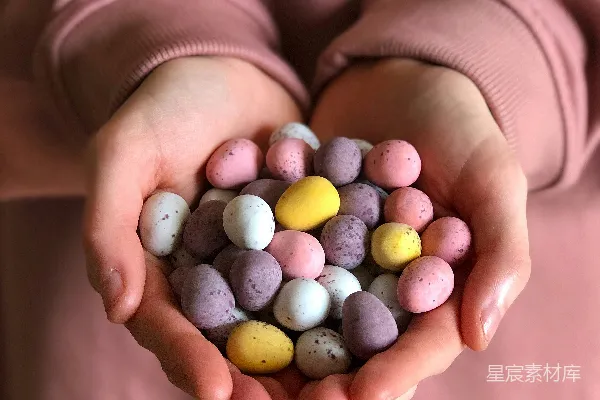 高清摄影 双手捧着彩色巧克力蛋
