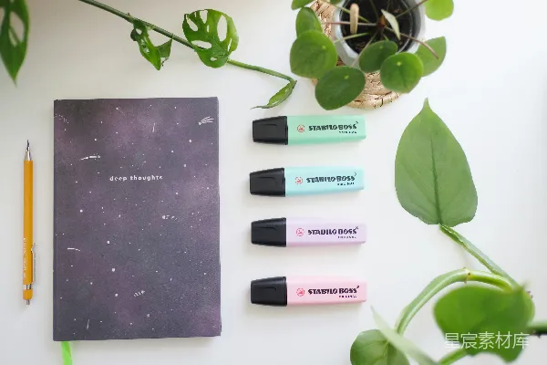 高清摄影 梦幻星空笔记本与荧光笔