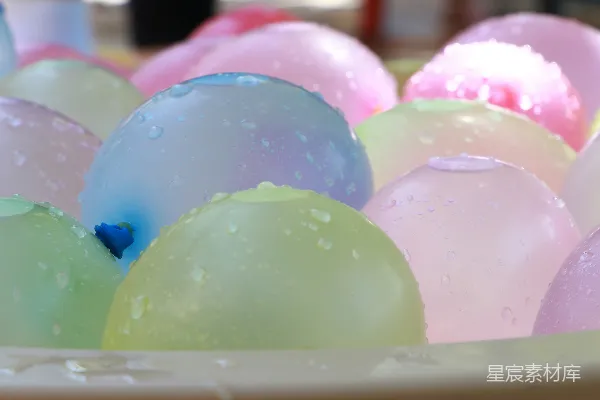 高清摄影 雨后彩色水球