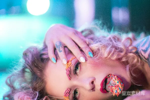 高清摄影 甜蜜的梦境：粉色头发的女孩与彩色糖霜