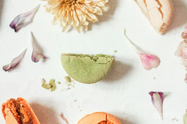 高清摄影 花香四溢的马卡龙与花瓣