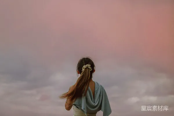 高清摄影 夕阳下的女孩