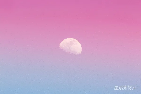 高清摄影 粉蓝渐变天空下的新月