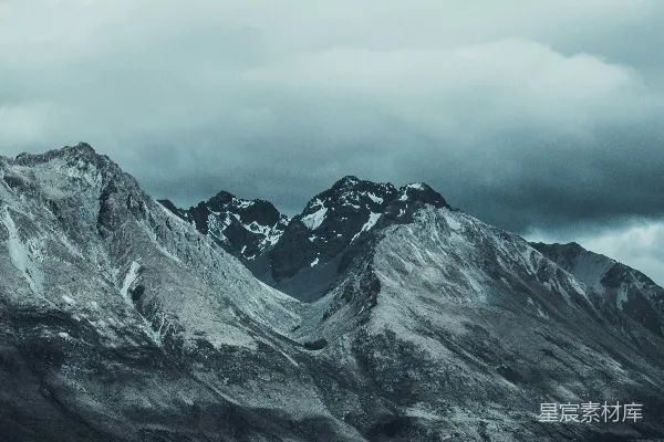 高清摄影 雪山下的阴云