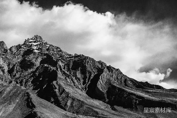 高清摄影 山峰与云层的黑白对话