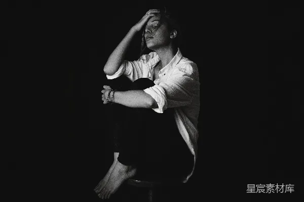 高清摄影 静谧的夜晚，沉思中的女性