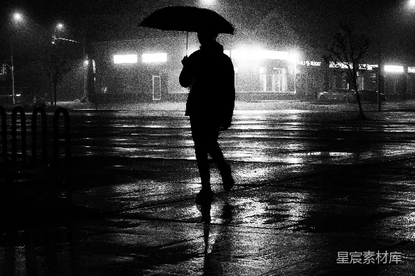 高清摄影 夜雨中的孤独身影