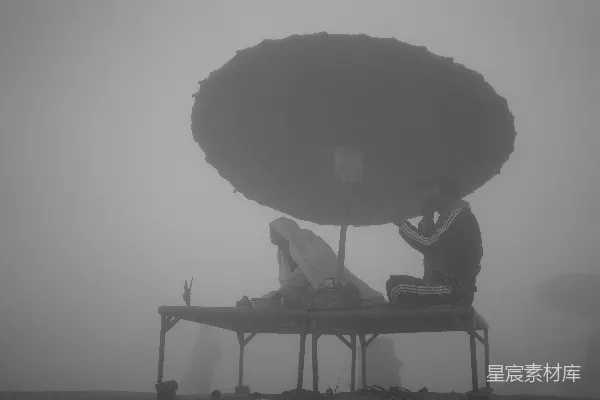 高清摄影 雾中祈祷：神圣的仪式