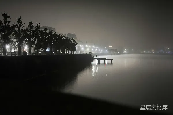 高清摄影 雾中的宁静湖畔