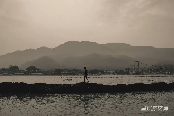 高清摄影 河边独行的剪影