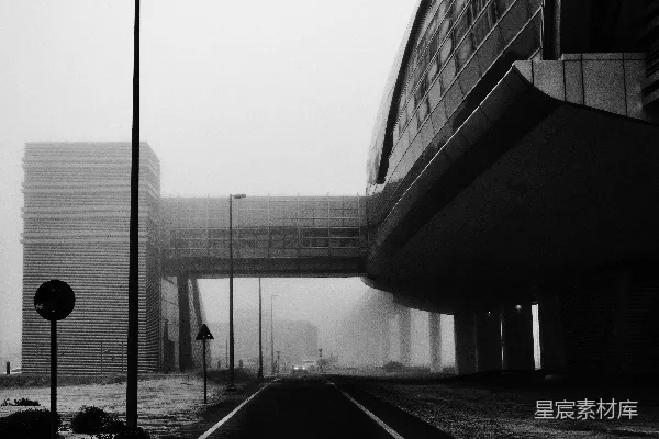 高清摄影 雾中都市：现代建筑与行人桥