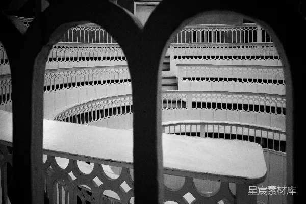 高清摄影 透过金属格栅的螺旋楼梯