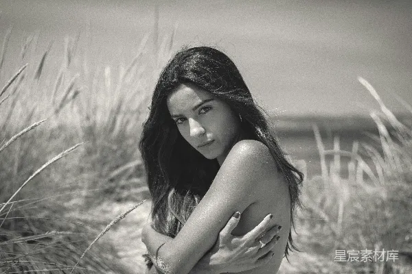 高清摄影 黑白色调的海滩女性写真