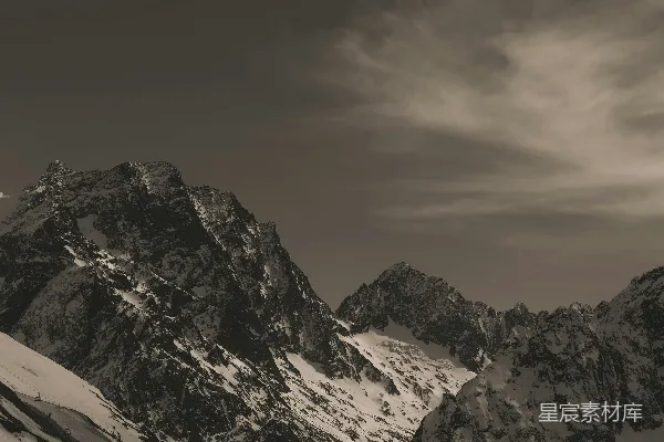 高清摄影 雪山峻岭下的宁静
