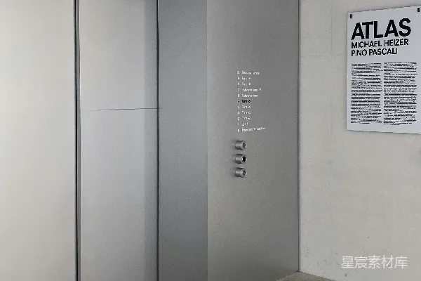 高清摄影 墙上挂着一张标语的空房间