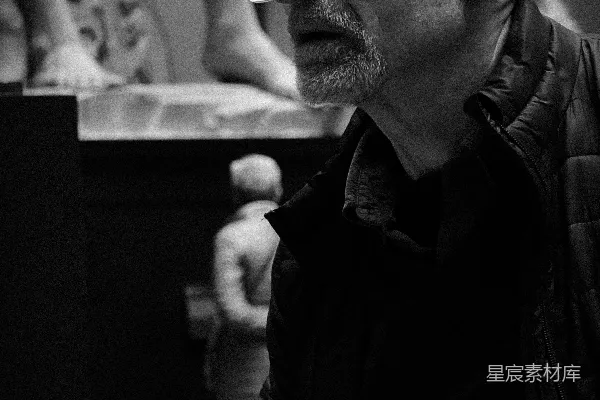 高清摄影 专注的艺术家：在工作室中创作