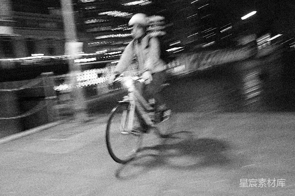 高清摄影 夜骑：城市中的孤独骑士