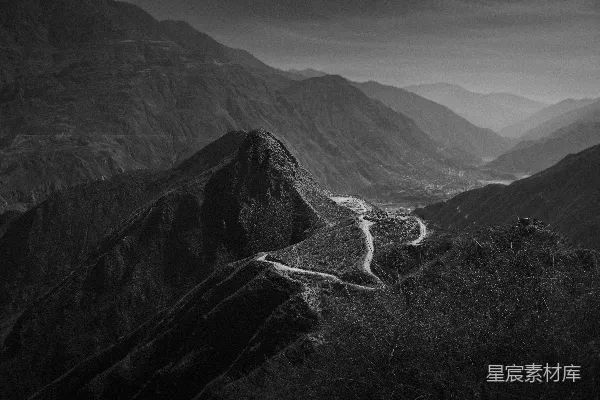高清摄影 黑白色调的山间蜿蜒公路