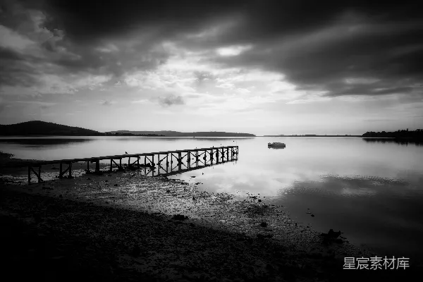 高清摄影 静谧湖畔的桥与孤舟