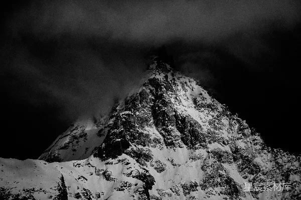 高清摄影 云雾缭绕的雪山