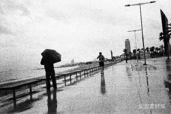 高清摄影 雨中的海边漫步