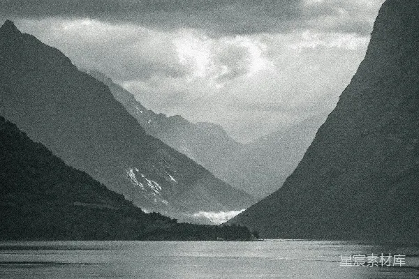 高清摄影 山峦间的静谧湖景