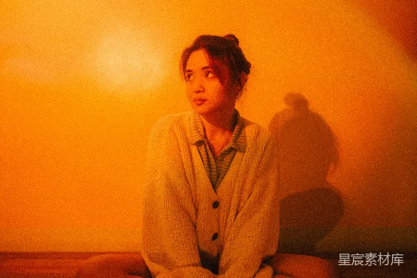 高清摄影 温暖的夜晚：橘色光影下的思考者