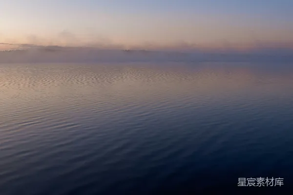 高清摄影 一大片水体在背景中有天空。