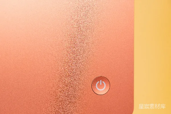 高清摄影 橙色金属质感的电源键特写