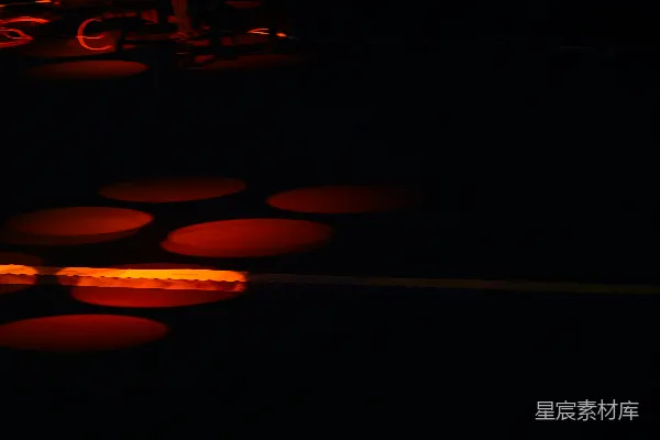 高清摄影 夜色中的红色足迹