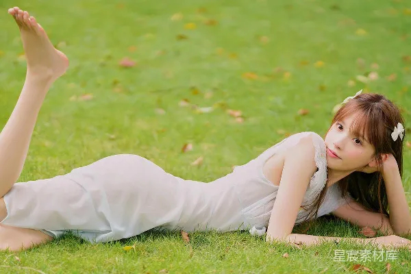 高清摄影 草地上的少女写真