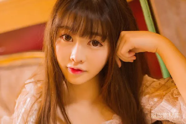 高清摄影 甜美少女：温馨室内写真