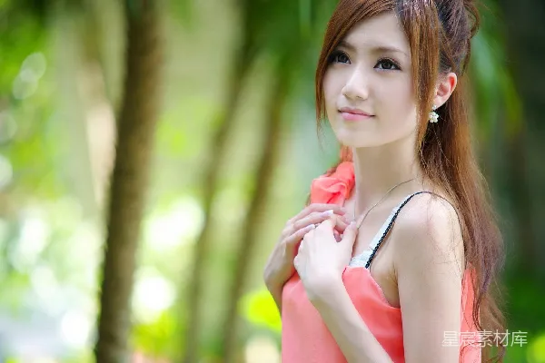 高清摄影 森林中的美丽女孩