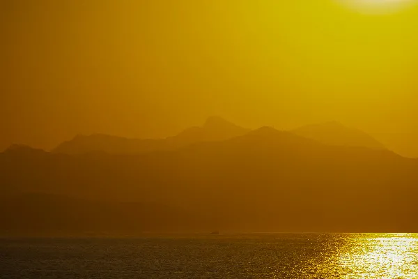 高清摄影 夕阳下的山脉剪影