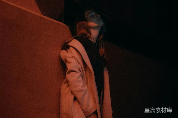 高清摄影 红光下的沉思者