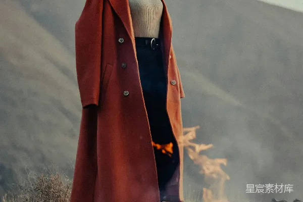 高清摄影 山火旁的红衣女子
