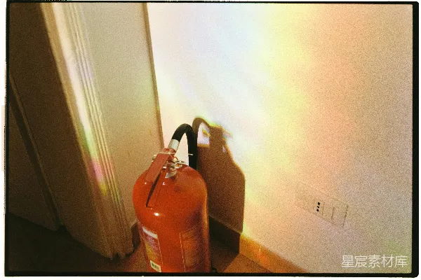 高清摄影 角落里的灭火器与彩虹光