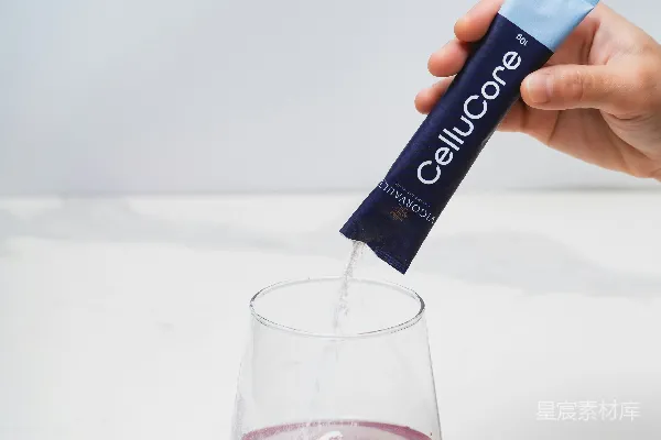 高清摄影 CelluCore粉末倒入玻璃杯中