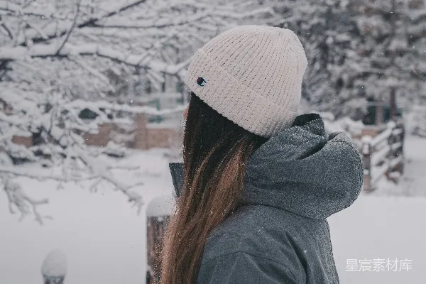 高清摄影 冬日雪景中的温暖背影