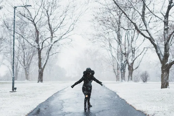 高清摄影 冬日雪景中的自由舞者