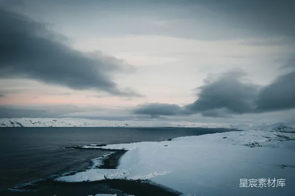高清摄影 极地风光：雪白海岸与阴云密布的天空