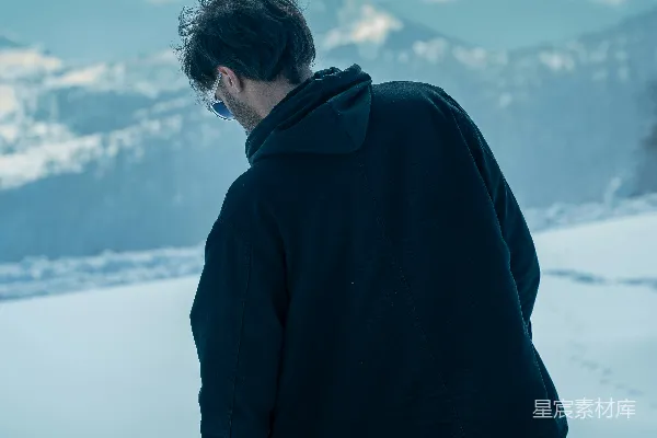 高清摄影 雪地中的背影