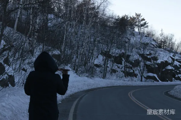 高清摄影 冬日山间公路边的摄影师