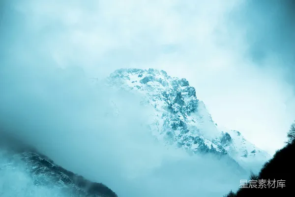 高清摄影 云雾缭绕的雪山