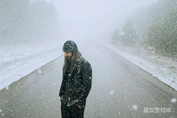 高清摄影 雪中孤独行者